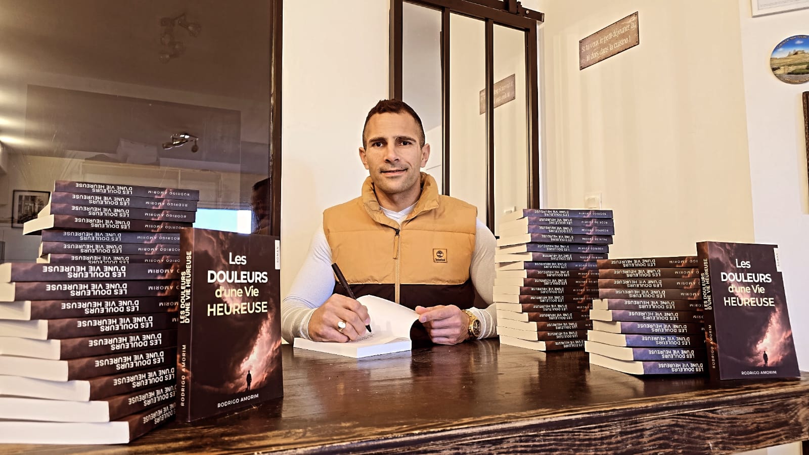 Rodrigo Amorim entouré de piles de Les Douleurs d'une Vie Heureuse